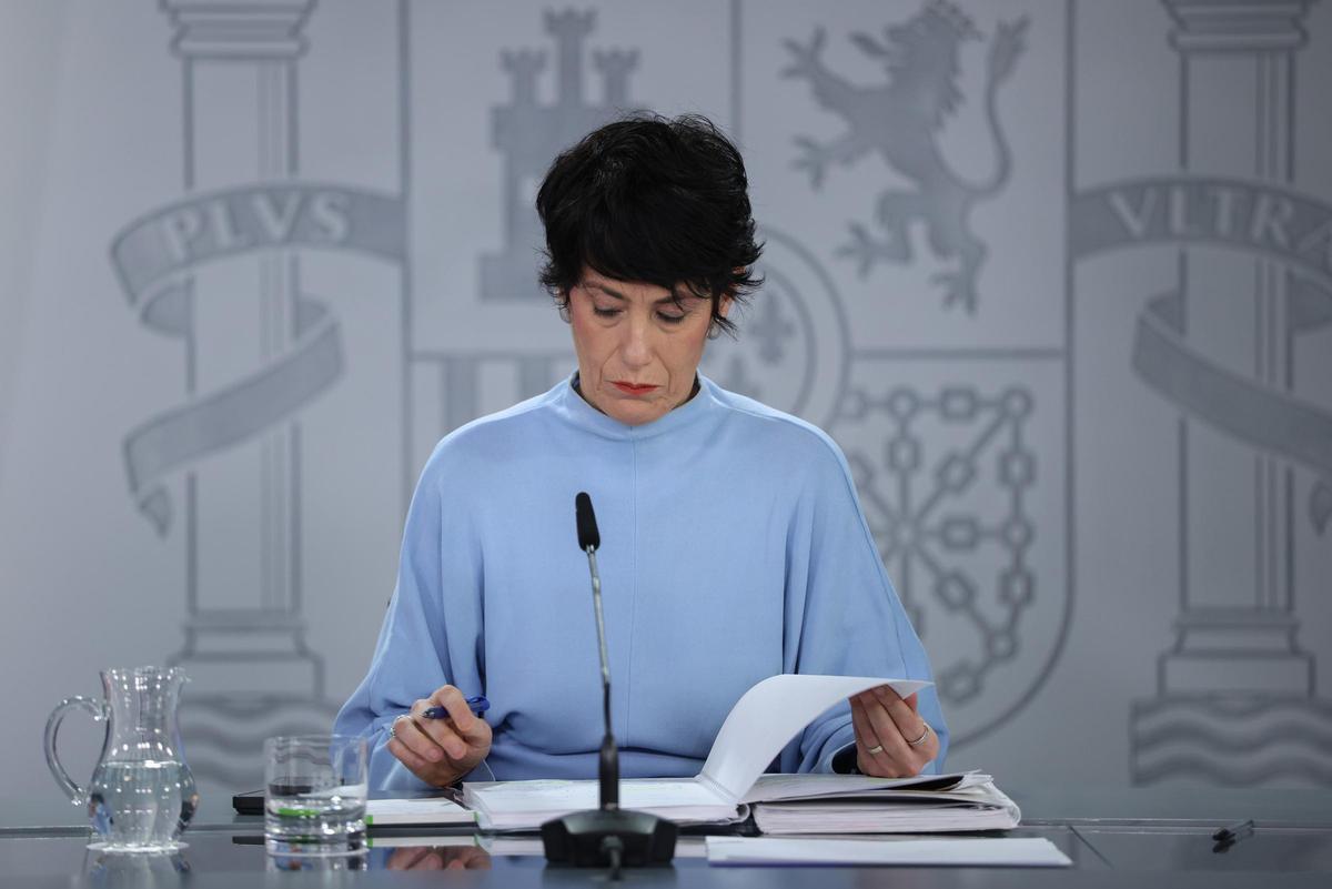 La ministra de Inclusión Seguridad Social y Migracioneas y portavoz del Gobierno, Elma Saiz, durante la rueda posterior al Consejo de Ministros en el Palacio de la Moncloa, a 27 de enero de 2026, en Madrid (España).