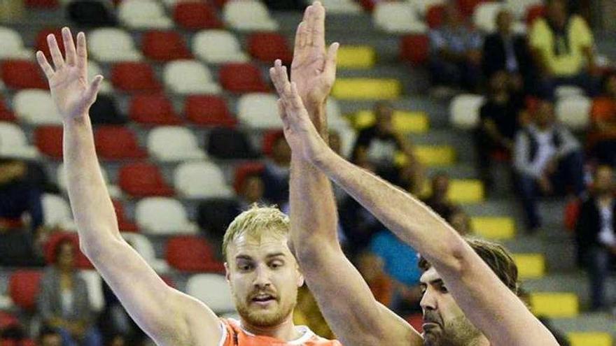 Mouhamed Barro, con el balón, entre Gilling y Hernández-Sonseca.