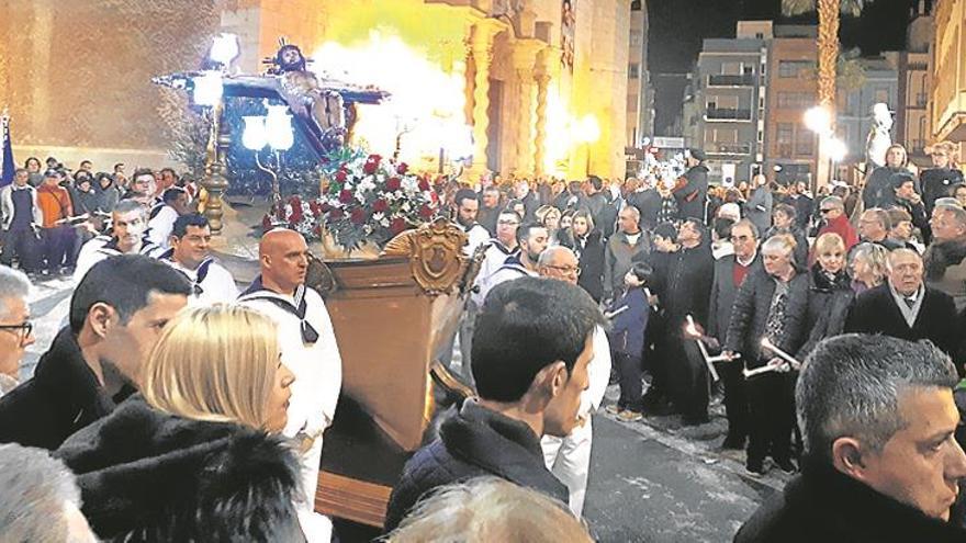 Los fieles acompañan al Cristo de regreso a casa