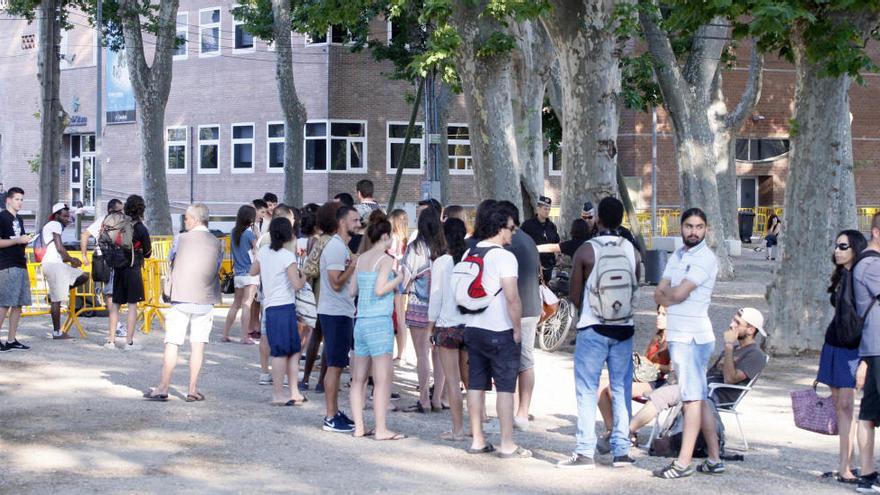 Ciutadans fent cua per a les proves per convertir-se en extra, davant de la Fira de Girona