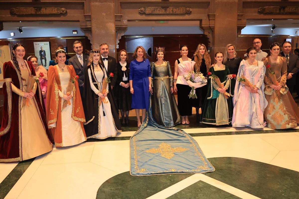 Autoridades en el hall del Teatro Principal, junto a la joven Na Violant.