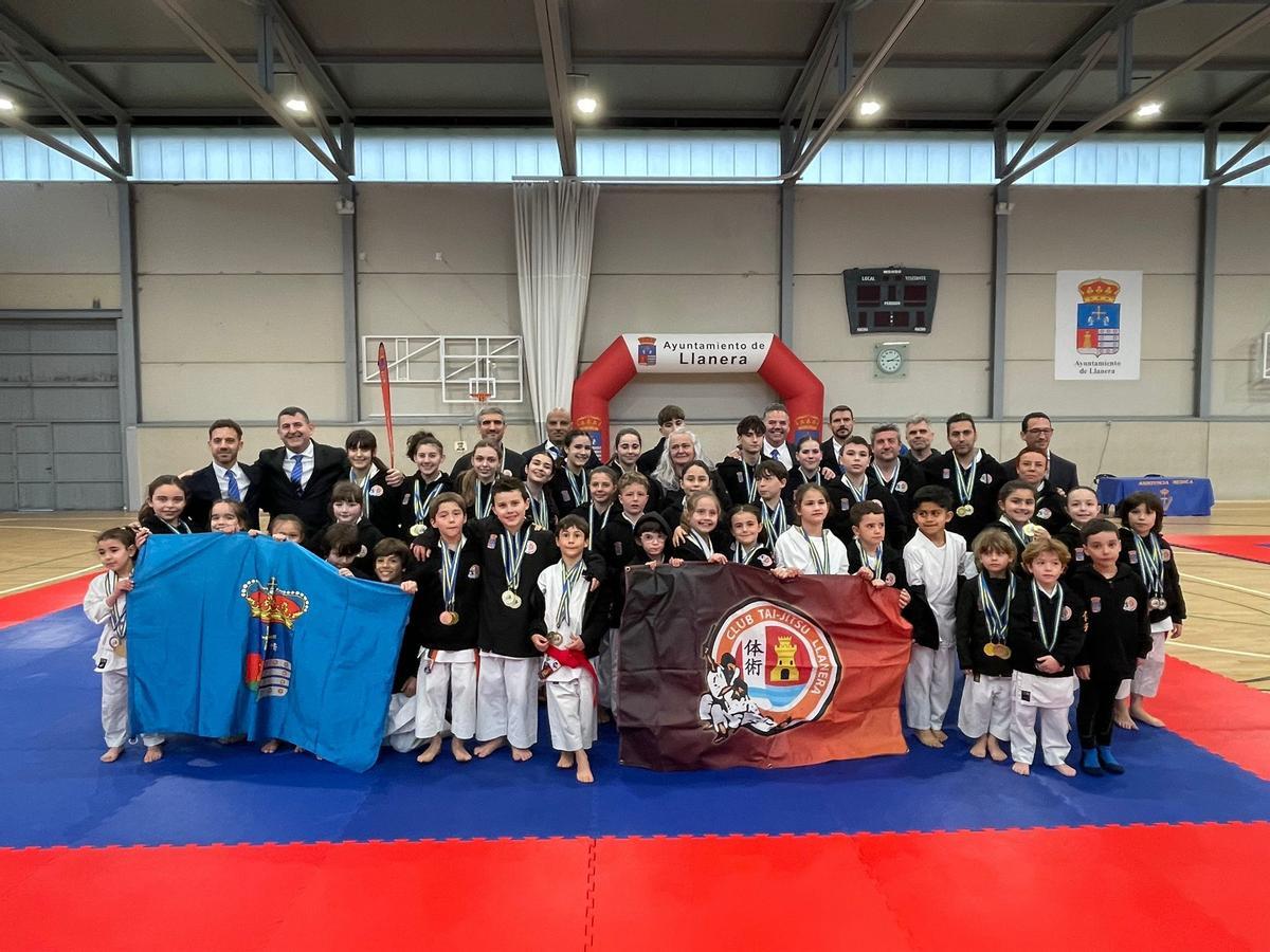 Campeones y autoridades municipales, tras la entrega de premios
