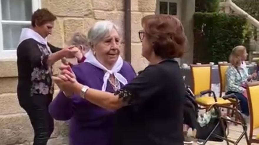 VÍDEO |  Los mayores de la residencia Conchita Regojo de Fermoselle bailan en Santiago de Compostela