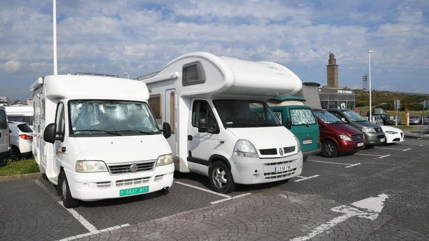 Caravanas aparcadas junto al centro de interpretación de la Torre de Hércules.