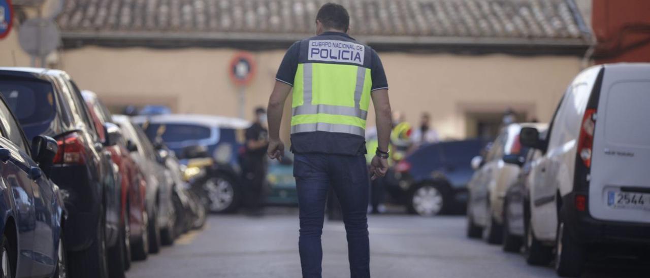 Agentes de la Policía Nacional tras el tiroteo entre clanes del pasado año en Son Gotleu.