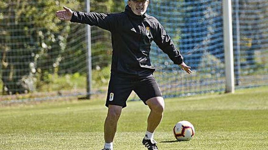 Anquela da instrucciones a sus jugdores durante el entrenamiento de ayer del Oviedo.