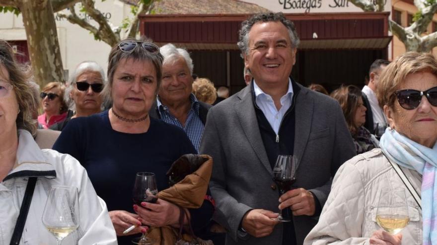 El conocido meteorólogo brindó junto a más de 200 personas en la plaza del Campo del Toro de Cariñena.  | SERVICIO ESPECIAL