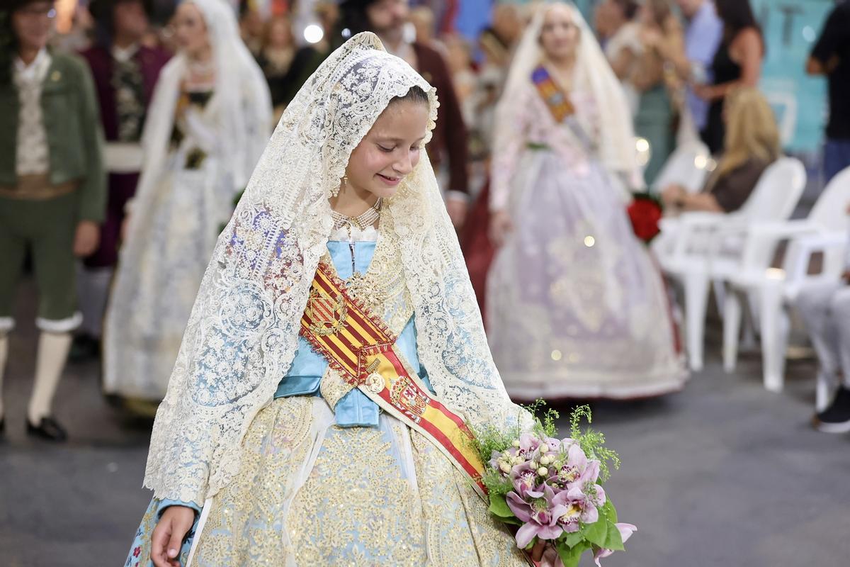 Primera sesión de la Ofrenda en las Hogueras de Alicante con mucha presencia fallera