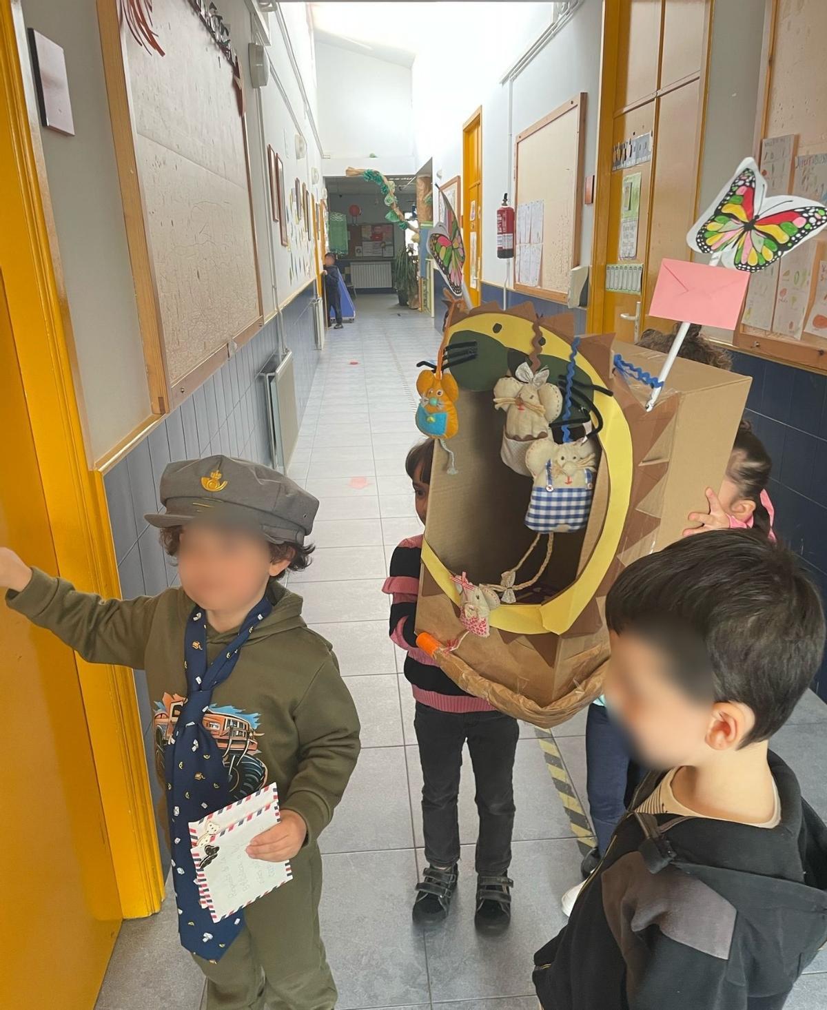 varios alumnos en una de las actividades del plan de lectura del CEIP Morales del Vino.