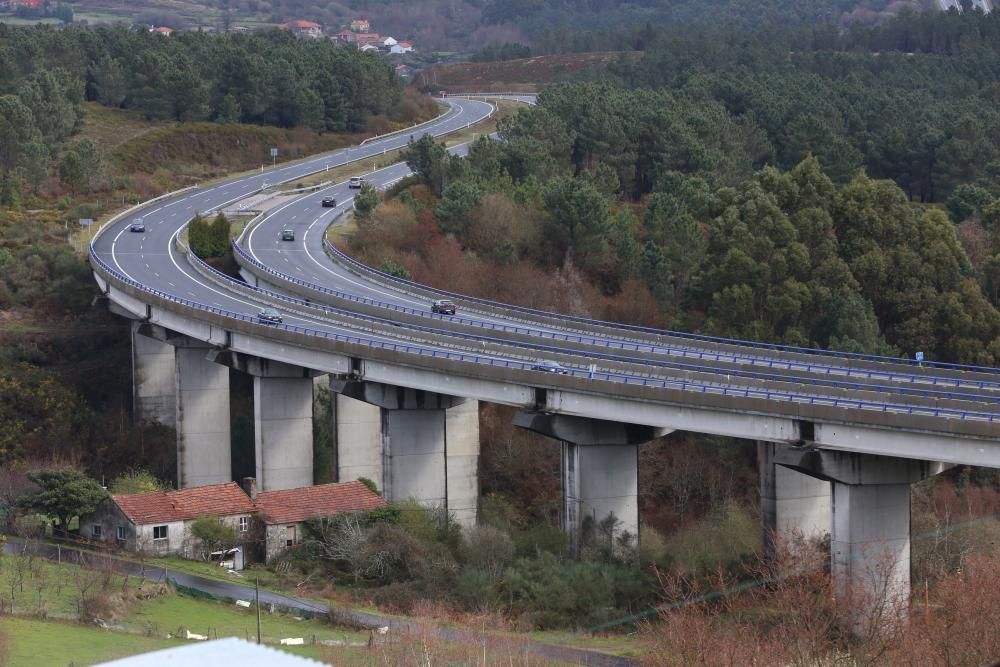 Un conductor muere al caer de un viaducto