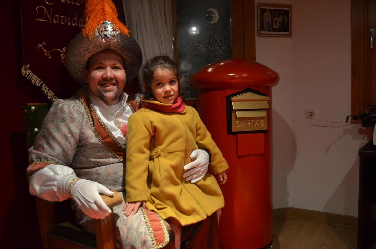 Una niña con el paje real, después de enviar la carta.