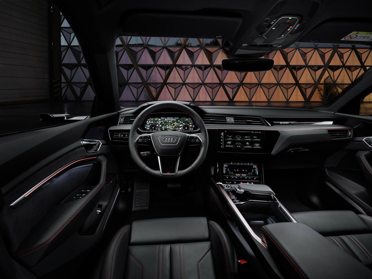 El equipamiento de confort del Audi Q8 e-tron es el característico de los modelos de la clase de lujo de la marca.