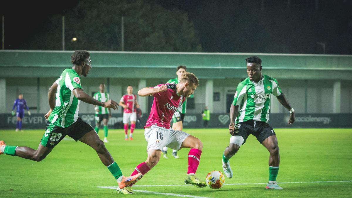 Dani Perejón regatea a dos contrarios durante una acción del encuentro