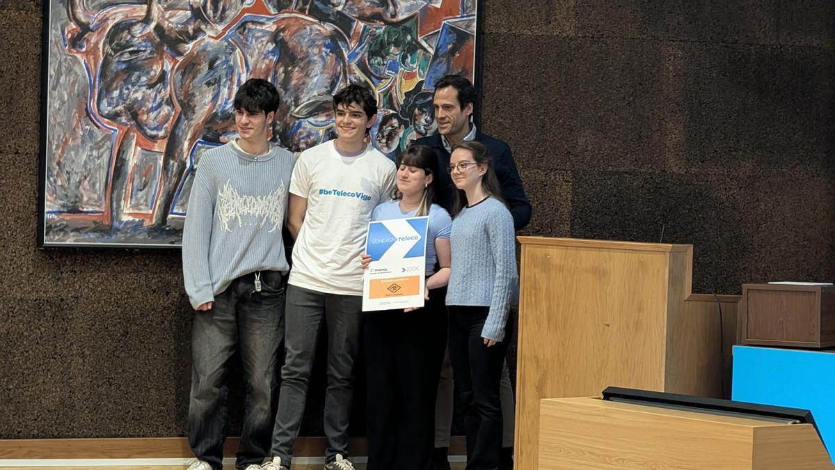 Los alumnos del grupo de Bachillerato del IES María Soliño que presentaron el proyecto del párking inteligente con sistemas de recarga.
