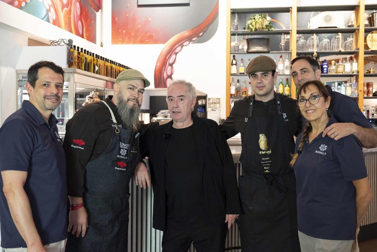 Ferran Adrià, con el equipo el restaurante Morralla, en Palma.