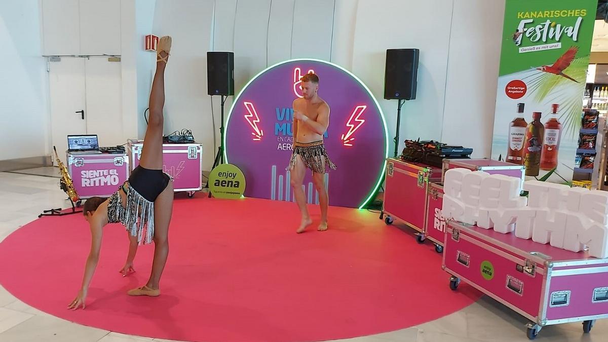 El Aeropuerto de Fuerteventura vive hoy una jornada de espectáculos de música y baile en directo.