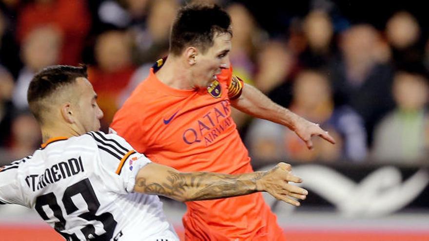 Otamendi (i) trata de frenara la internada de Messi, del FC Barcelona.