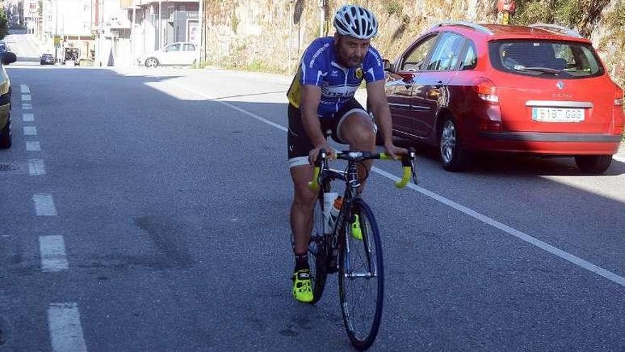 Un ciclista transita por la carretera de Marín. // Rafa Vázquez