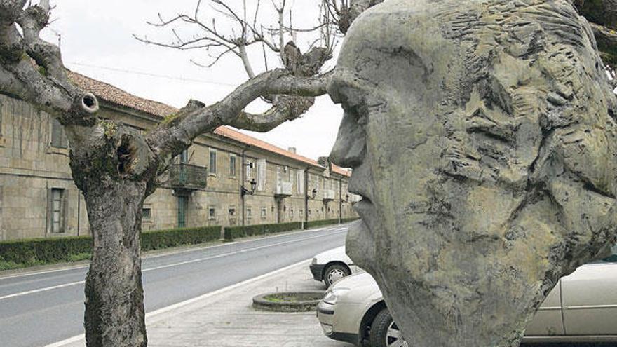 Vista de la sede de la Fundación Cela, creada en honor al escritor, y de su busto en Iria Flavia.  // X. Álvarez