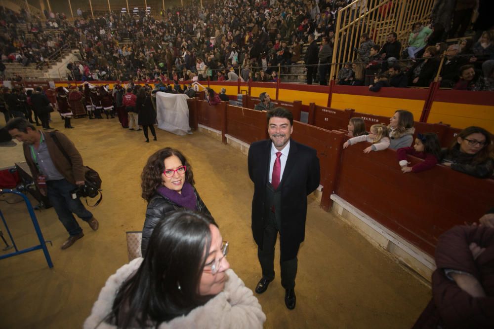 La Cabalgata ha partido poco después de las siete de la tarde desde la avenida de la Estación, con 24 carrozas cargadas con 30.000 juguetes y sacos con 6.000 kilos de caramelos.