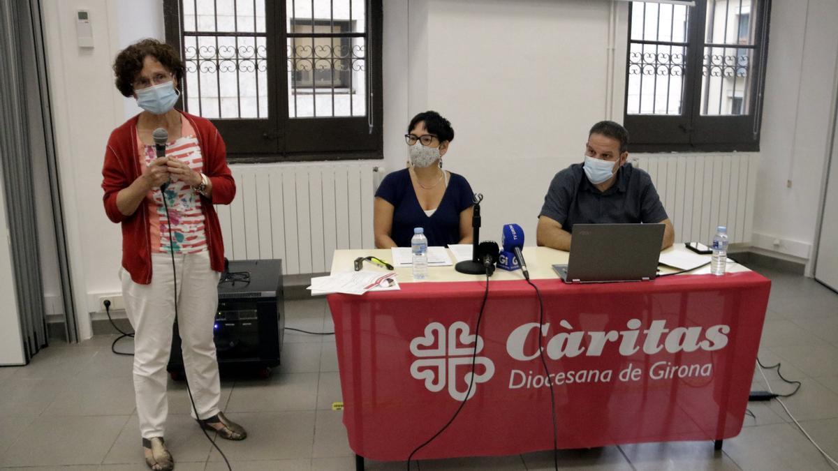 Pla general de la roda de premsa de presentació de l&#039;informe sobre ingressos mínims elaborat per Càritas Girona.