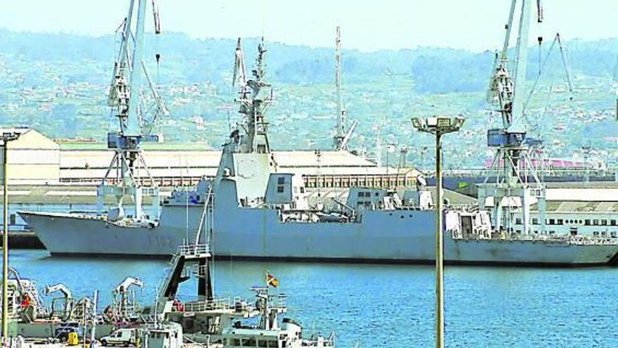 La fragata 102 &#039;Almirante Juan de Borbón&#039; en Ferrol.  // Faro