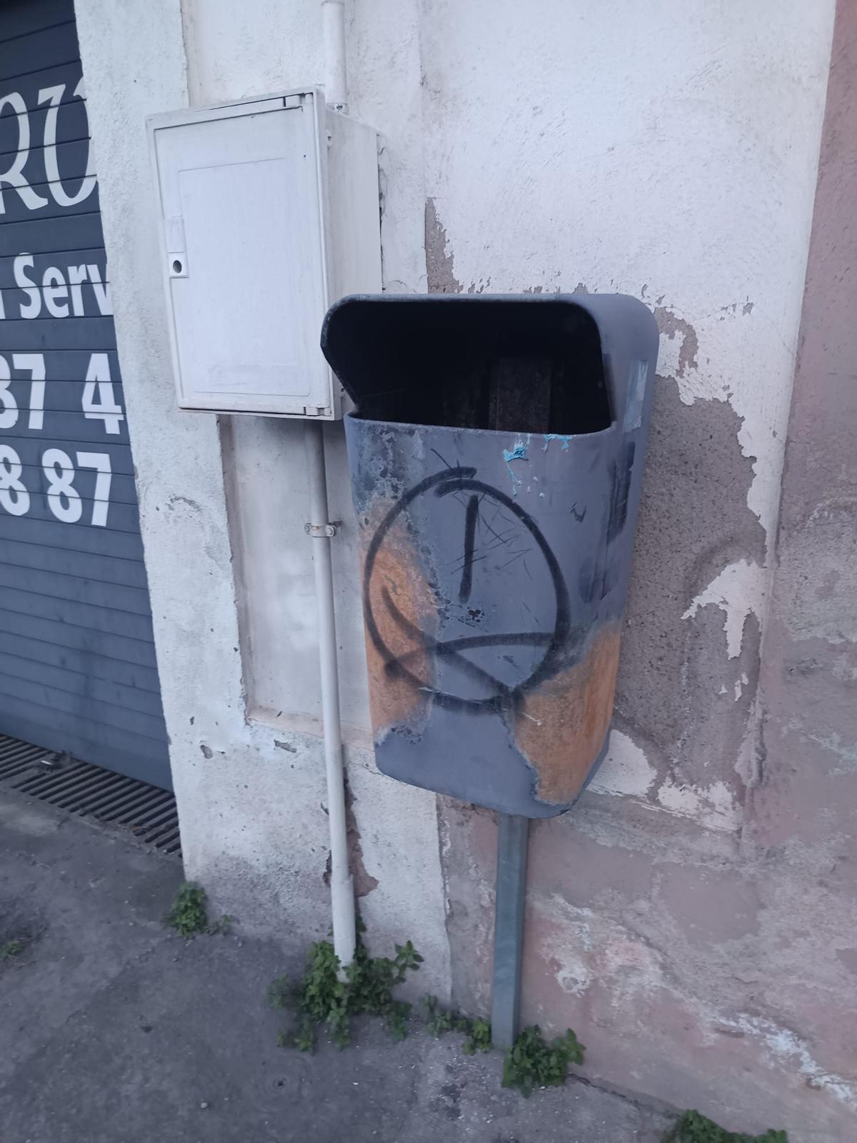 La paperera amb la isntal·lació de gas al costat
