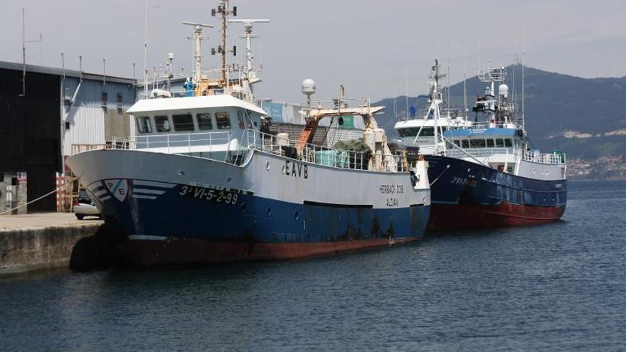 Dos barcos de Gran Sol amarrados en el puerto de Vigo. | RICARDO GROBAS