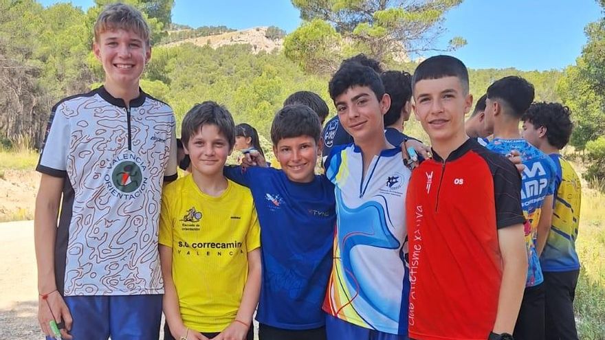 Arnau y Martín, a la derecha, junto a otros deportistas que competirán en el Campeonato de España.