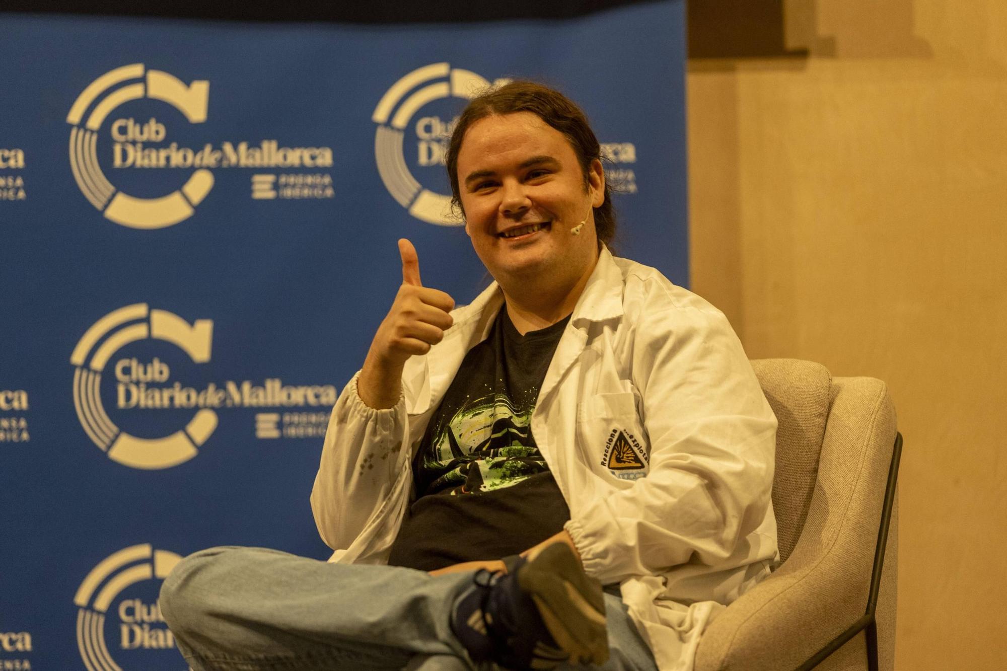 FOTOS | El Físico Barbudo entrevistó al divulgador tras el canal Ponte Bata en un encuentro en Diario de Mallorca