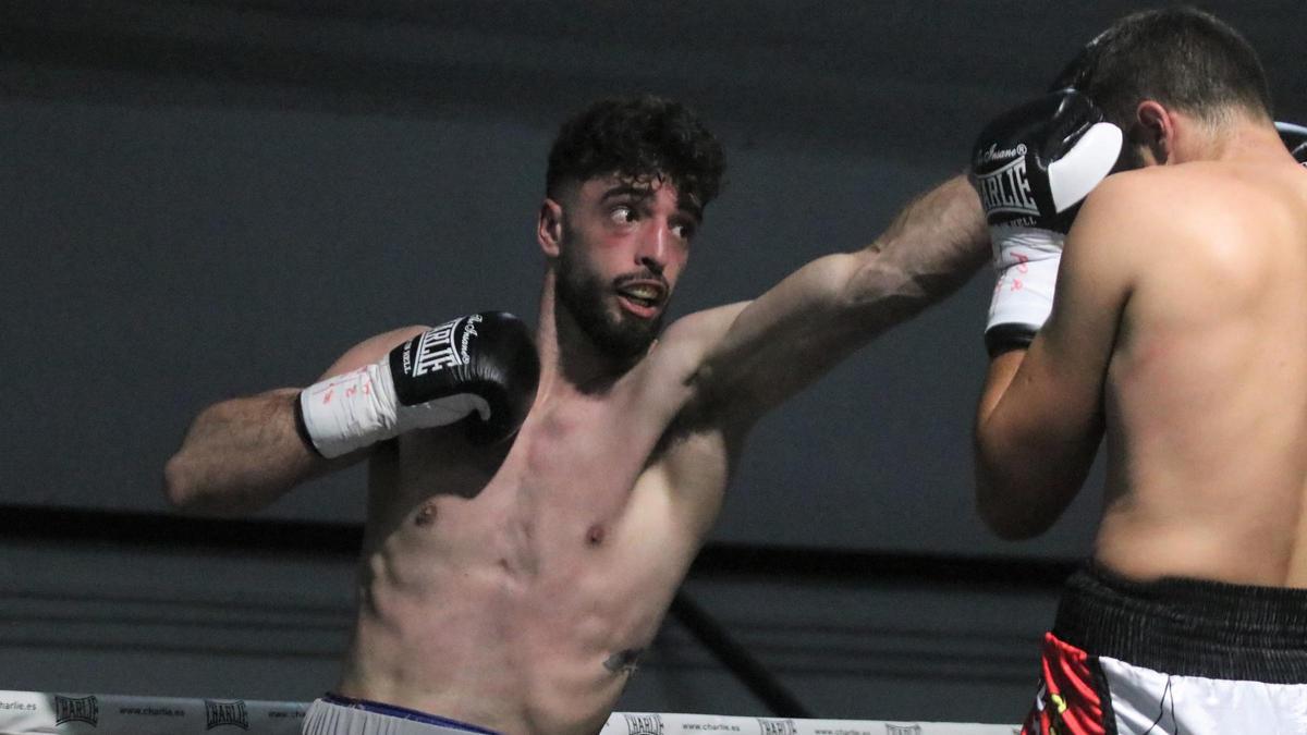 El Cazador Jr. en su estreno como profesional en Córdoba ante el francés Mathieu Gomes.