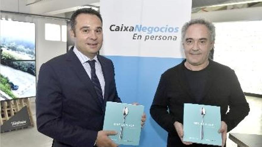 Jordi Nicolau, director territorial de CaixaBank a Barcelona, i Ferran Adrià, amb la guia.