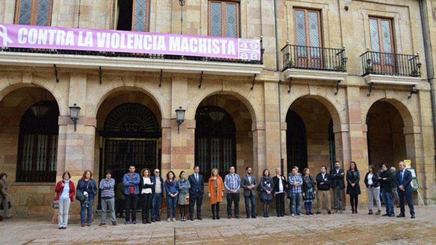 El Ayuntamiento de Oviedo guardó esta mañana un minuto de silencio por los últimos casos de violencia machista