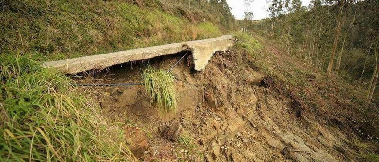 El argayo que mantiene cortado el camino de acceso a la playa de Merón desde Argüeru, en Villaviciosa.