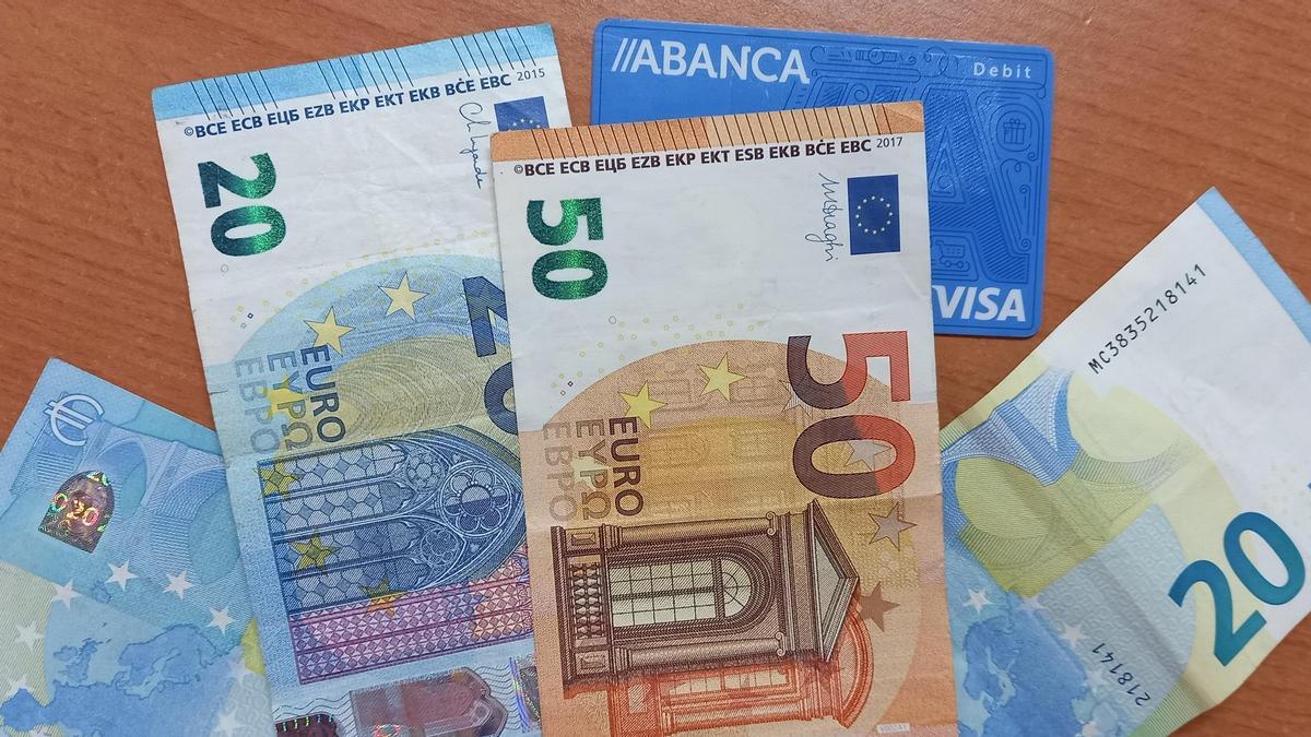 El hombre encontró 600 euros y una cartilla bancaria.