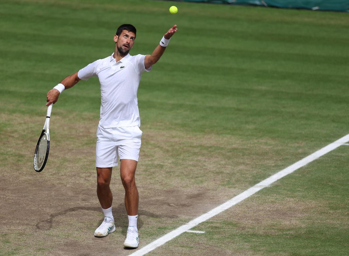 Wimbledon (United Kingdom), 16/07/2023.- Novak Djokovic of Serbia in action during the Men’s Singles final match against Carlos Alcaraz of Spain at the Wimbledon Championships, Wimbledon, Britain, 16 July 2023. (Tenis, España, Reino Unido) EFE/EPA/ISABEL INFANTES EDITORIAL USE ONLY