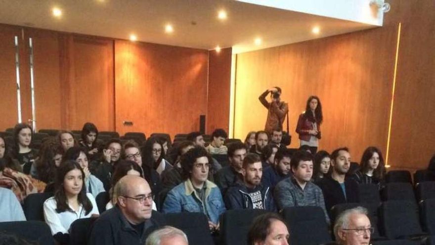 Un momento de la clase impartida en el Concello de A Illa. // FdV