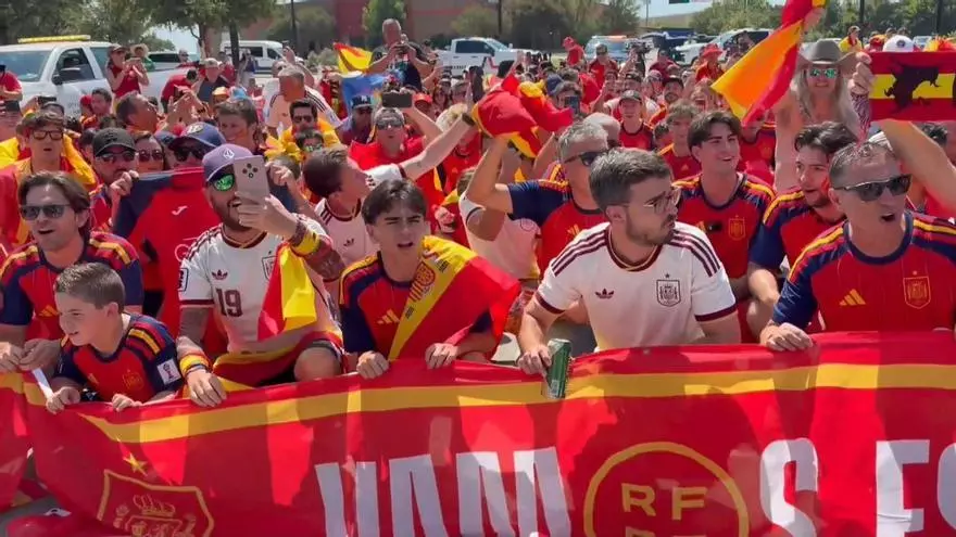 Hinchas de la selección española encienden el ambiente mundialista previo al partido contra Portugal