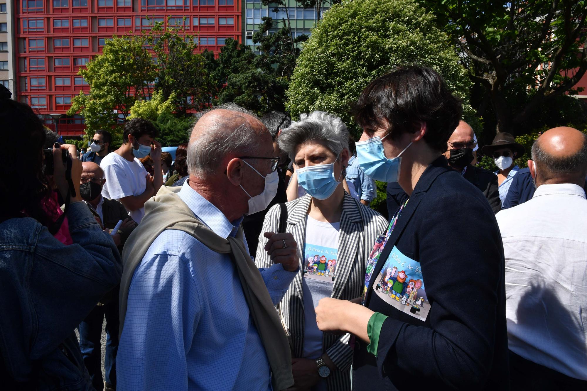 800 personas se manifiestan en contra de la venta de los muelles de A Coruña