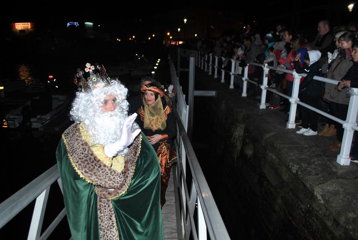 Los Reyes llegan al muelle de Navia