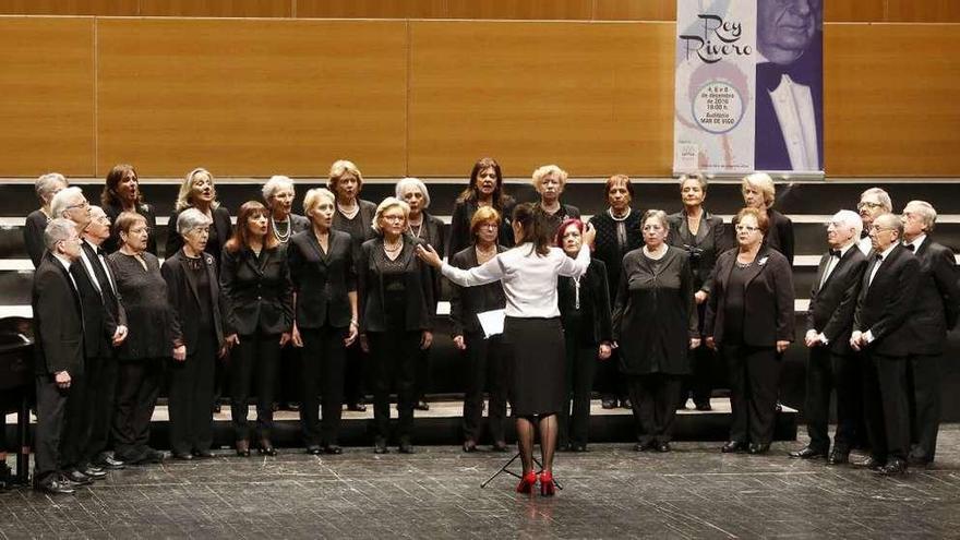 La actuación de la coral Rosalía de Castro, ayer en el Auditorio Mar de Vigo. // Ricardo Grobas