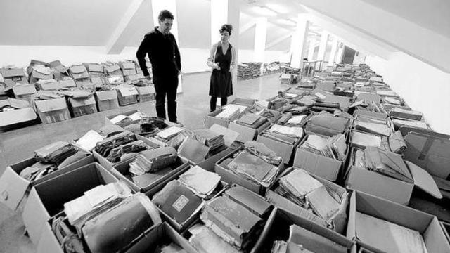 Conchita Paredes y Ángel Argüelles, en la cúpula del edificio. A la derecha, la sala de los investigadores. / nacho orejas