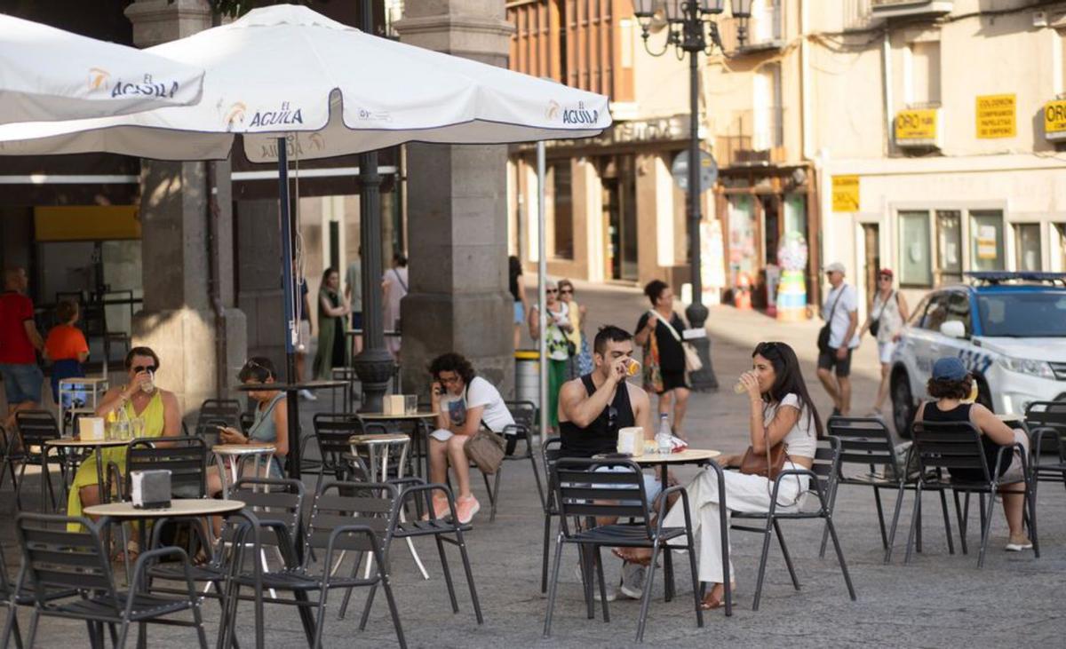 Zamoranos y turistas se refrescan en Plaza Mayor . | Emilio Fraile