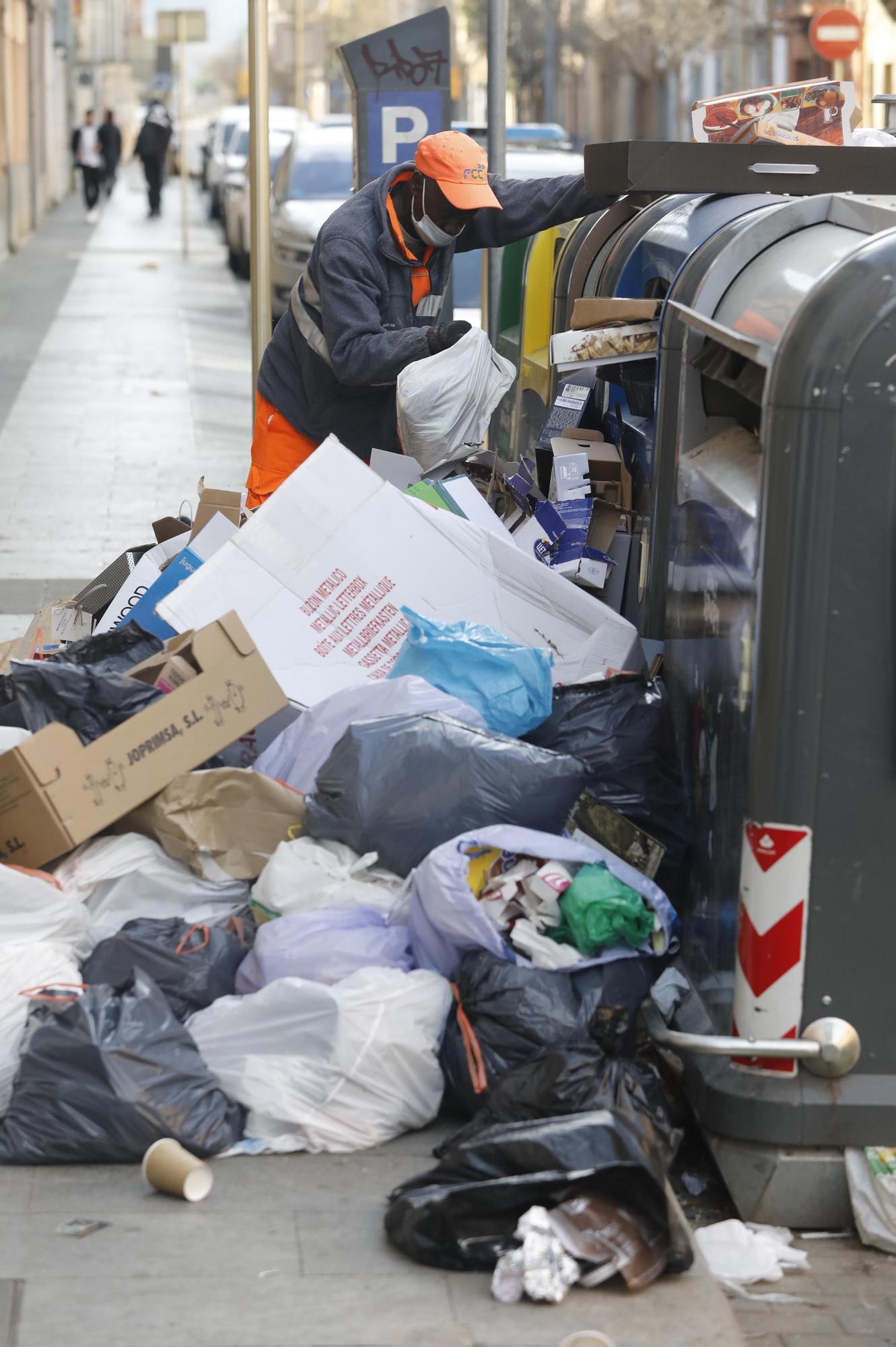 Salt exigeix retirar la brossa acumulada a les illes de contenidors que causen problemes de mobilitat i salubritat