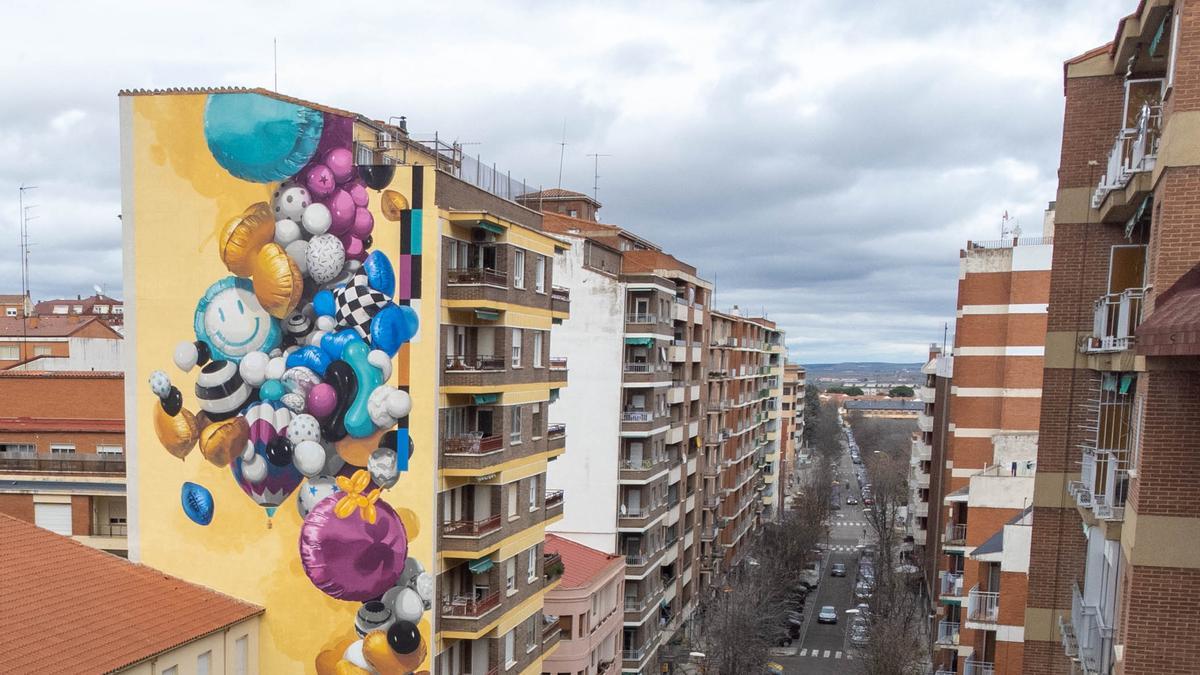 VÍDEO | Así ha sido el proceso de creación del nuevo mural de Zamora, "Suelta de globos"