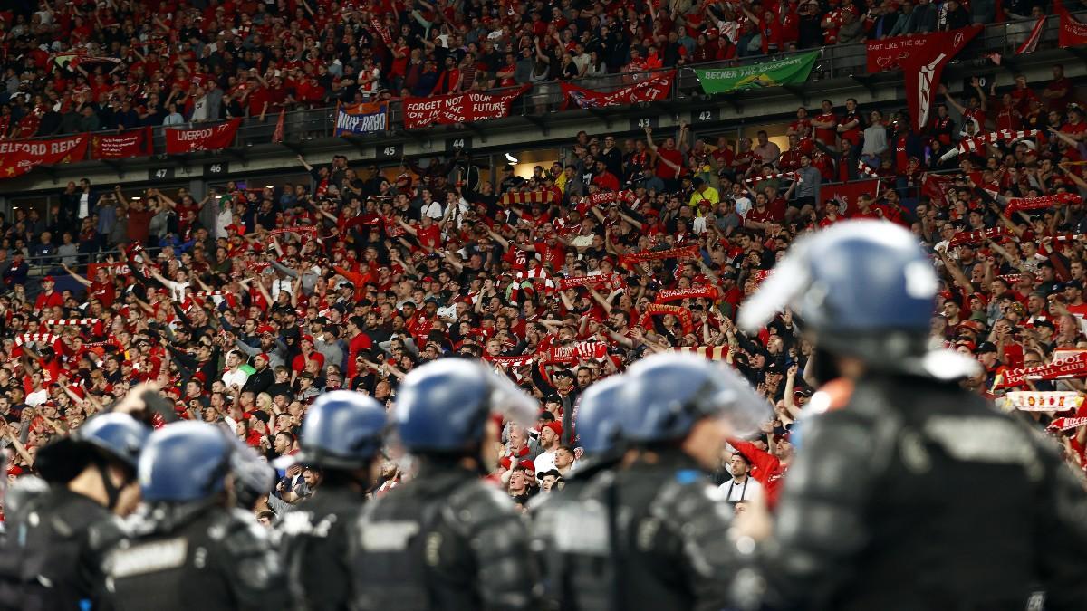 La policía francesa, frente a la afición del Liverpool durante la final de la Champions de 2022