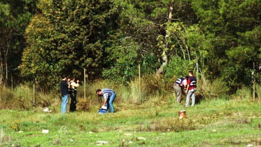 La policía rastrea el lugar en el que fue hallado el cuerpo de Rocío Wanninkhof el 2 de noviembre de 1999, en Marbella.