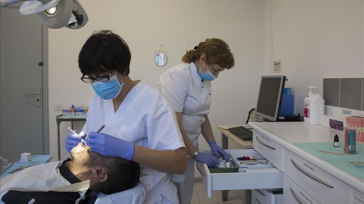 El Ayuntamiento de Barcelona presenta un nuevo servicio municipal para tratamientos odontológicos para personas en situación de vulnerabilidad.