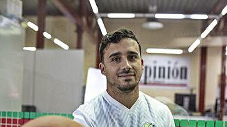 Nacho Domínguez posa ante la cámara con un balón de baloncesto.