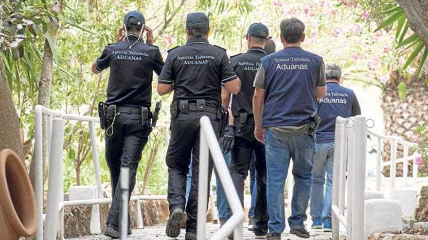 Un grupo de agentes de Aduanas, ayer en el exterior de la discoteca Privilege .